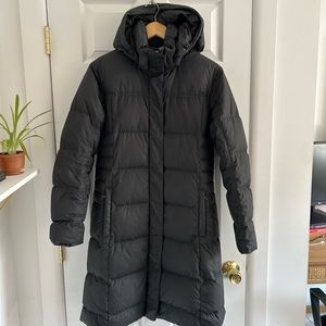 Women’s M Patagonia long black puffer with hood